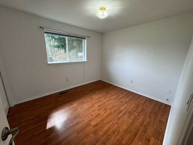 Building Photo - 4Bd/2.25Ba Kent House