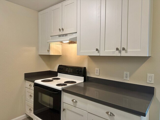Building Photo - Chic and Updated Studio in Prime Location