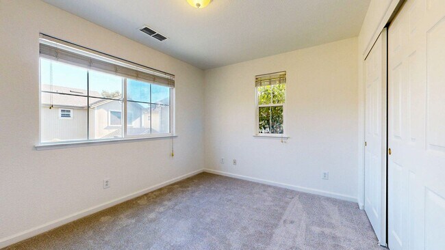 Building Photo - Beautiful 3 Bedroom 2.5 Bath Single Family...