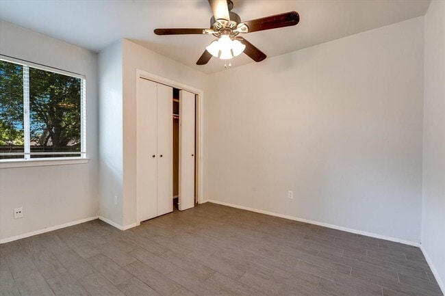 Building Photo - 11906 Sunhillow Bend