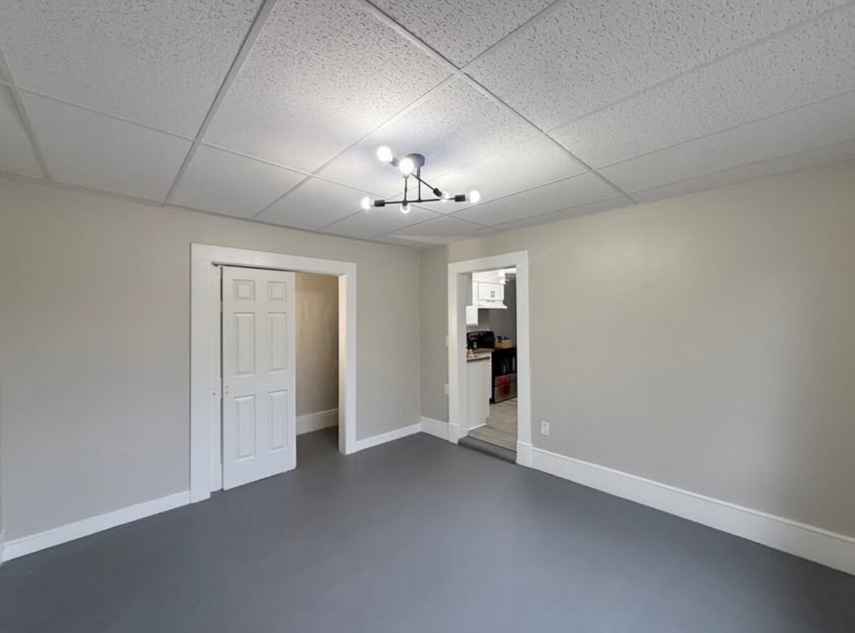 Building Photo - 341 Allen St