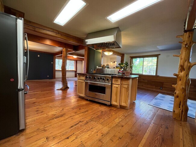 Building Photo - Custom Rustic 4-Bdr on beautiful 5 acres with Greenhouse in Sisters!