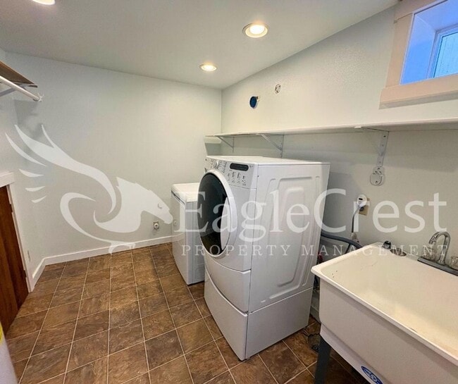 Building Photo - Beautifully Renovated Historic 3 Bedroom Home
