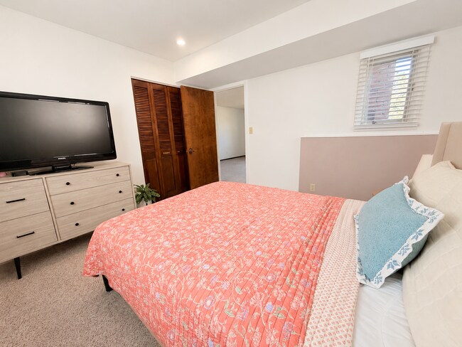 Building Photo - Beautiful Spacious Fox Farm Home