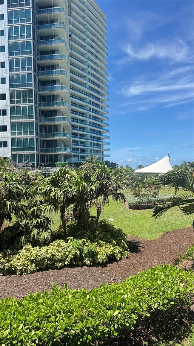 Building Photo - 10275 Collins Ave