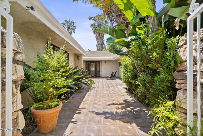 Building Photo - 10307 Donna Ave