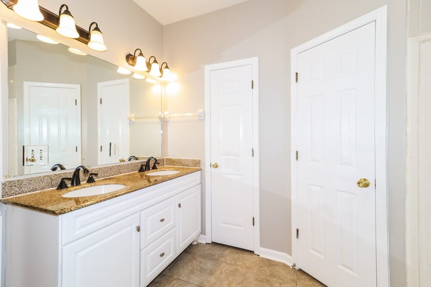 Building Photo - 10436 Sunnybrook Cir