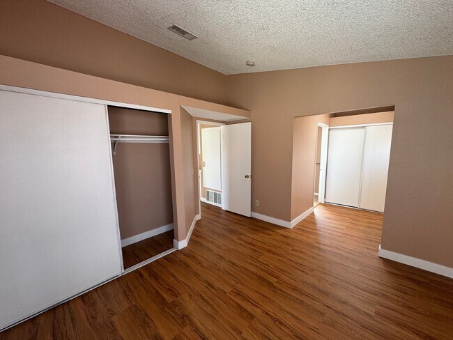 Building Photo - Move in Ready - Spacious 3 bed 2 bath Upda...
