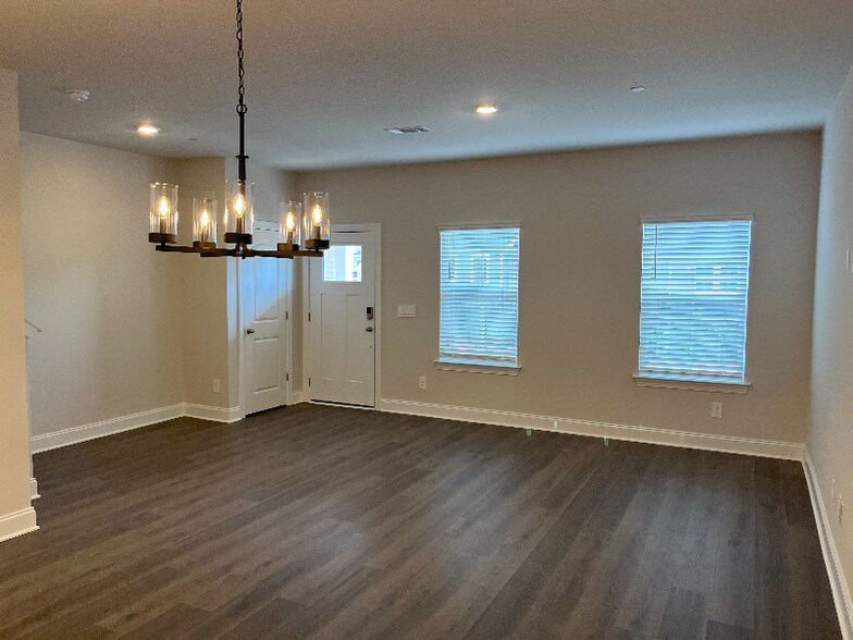 Building Photo - 204 Douglas Bend Rd