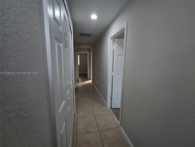 Building Photo - 1410 SE 24th Ct