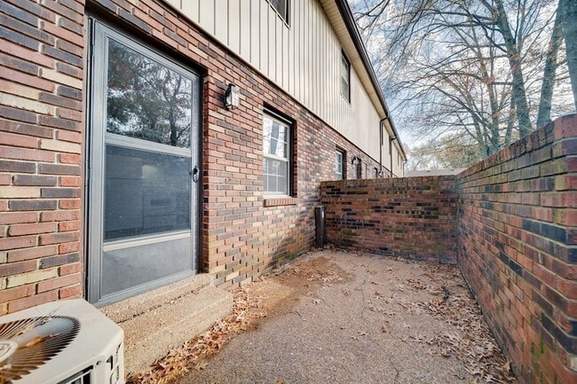 Building Photo - 930 S Water Ave