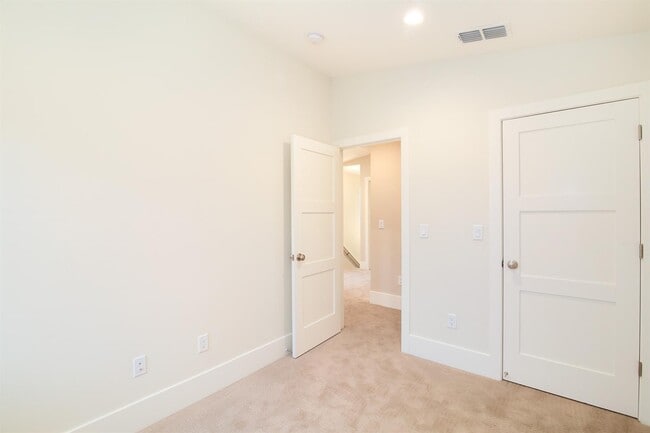 Building Photo - NEWER HOME -4 BED, 3.5 BATHS, 2 CAR GARAGE DOWNTOWN LIVING