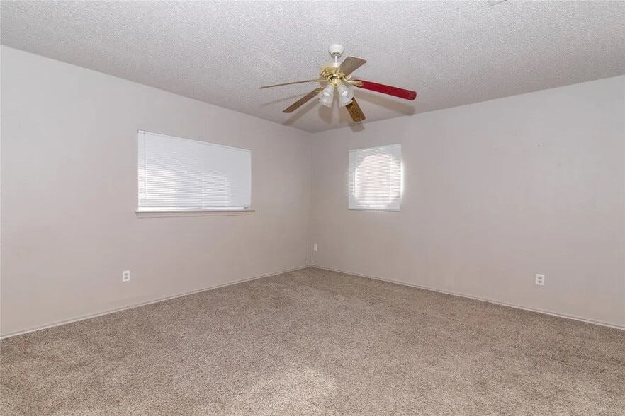 Building Photo - Room in House on Heyerdahl Dr