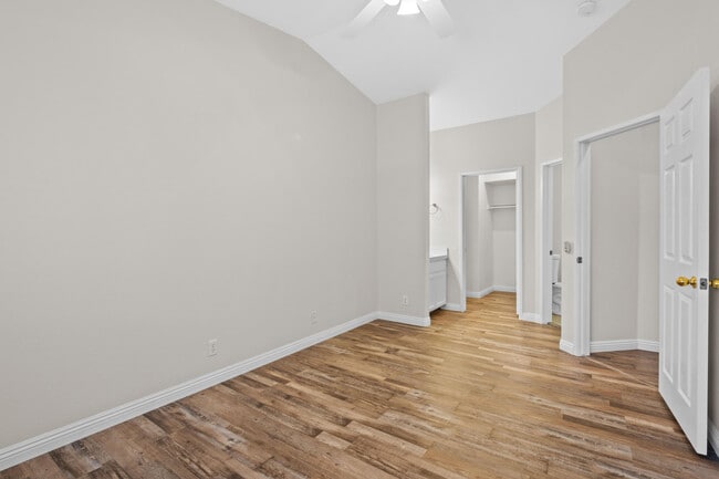 Building Photo - 424 Tava Ln