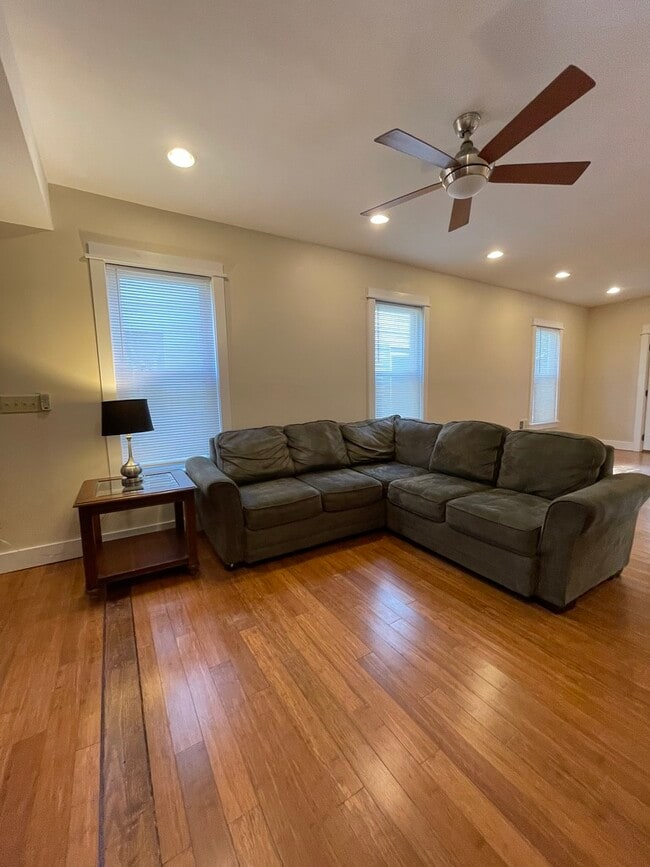 Building Photo - 524 7th Ave