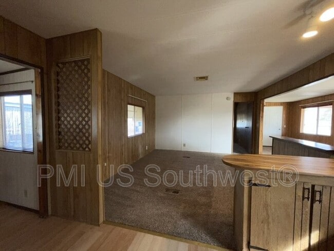 Building Photo - 1054 Riverview Dr