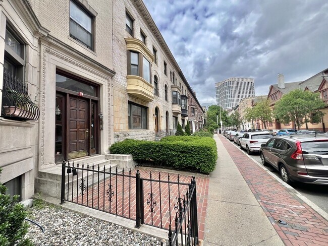 Building Photo - 65 Hemenway St