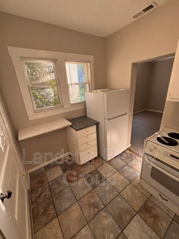 Building Photo - 2127 Grinstead Dr
