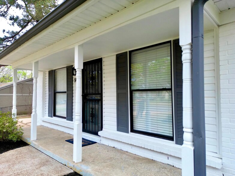 Building Photo - 925 Greenview Rd
