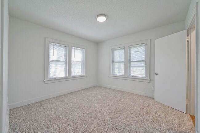 Building Photo - 2209 N Bath Ave