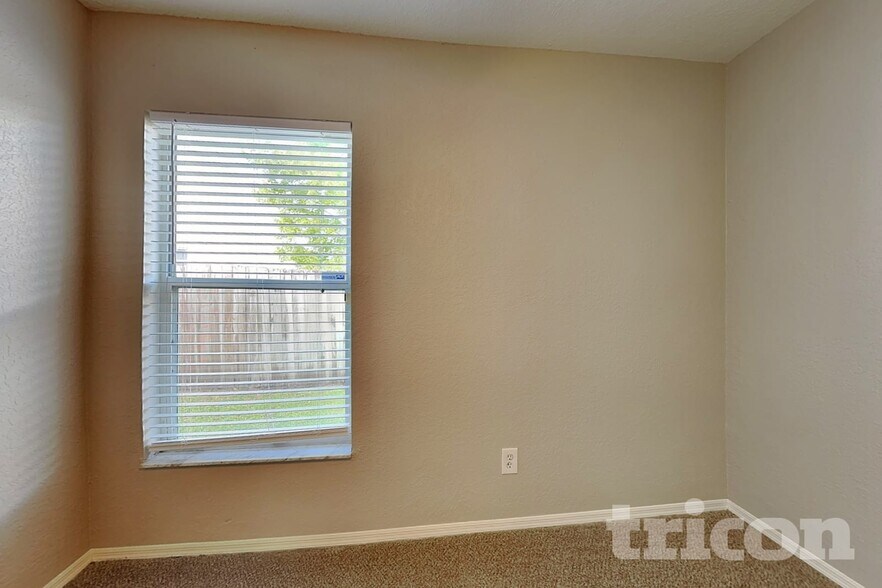 Building Photo - 1124 Vinetree Dr