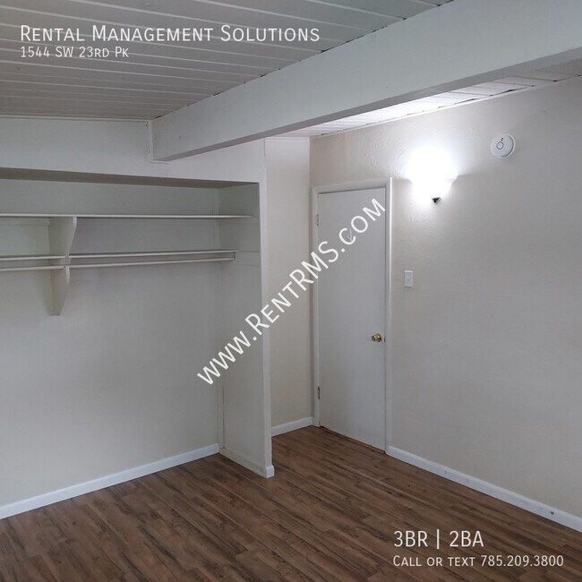 Building Photo - 1544 SW 23rd Park