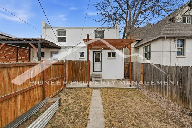 Building Photo - Charming Townhouse with Washer/Dryer and Central AC