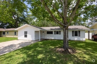 Building Photo - Spacious 4 bedroom in 77707. More pics com...
