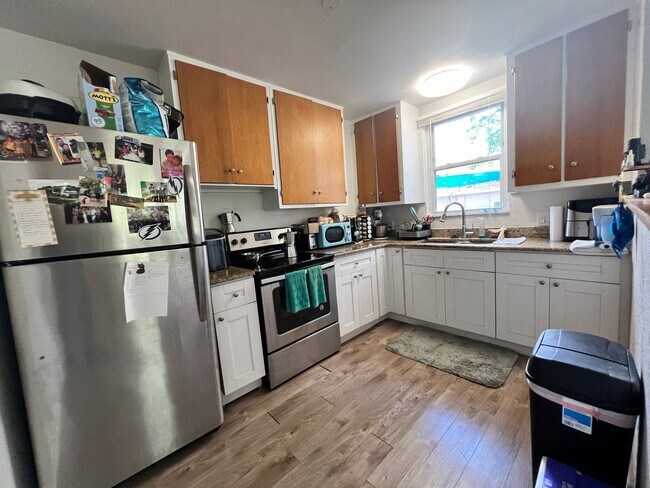 Building Photo - Gulfport charm 3/1 1 car garage