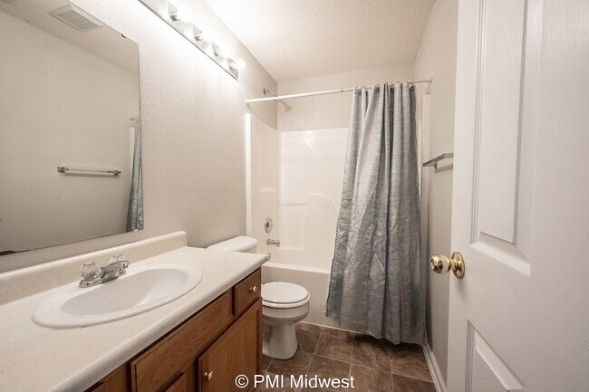 Building Photo - "Charming 3-Bedroom Home with 2 Full Baths in Desirable Noblesville Location!"