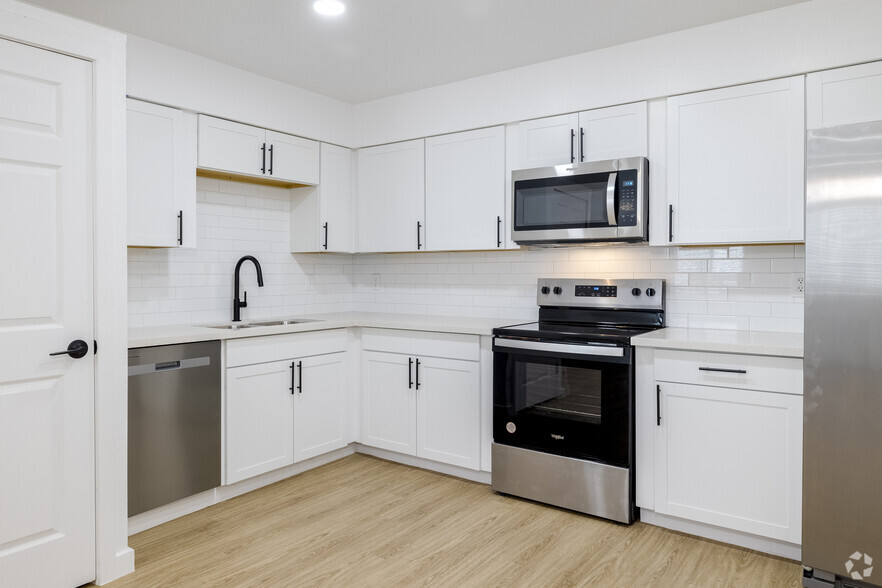 2BR, 1BA - 700SF - Kitchen - Madison at North Mountains