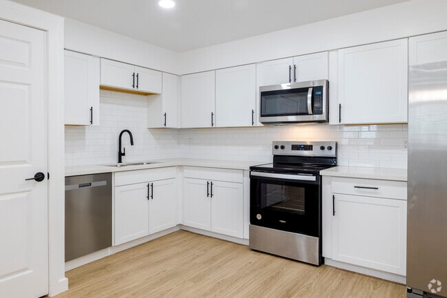 2BR, 1BA - 700SF - Kitchen - Madison at North Mountain
