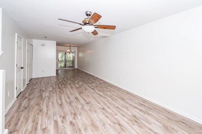 Building Photo - 2 Bedroom, 1.5 Bathroom Townhome - Charleston