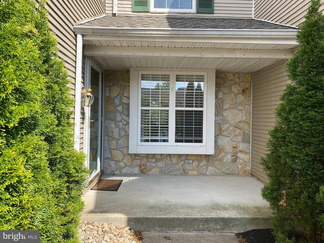 Building Photo - 323 Sequoia Dr