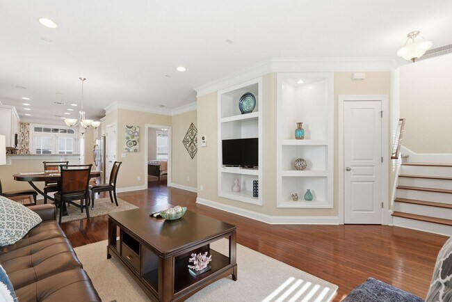 Building Photo - 313 Lakeview Dr