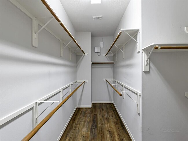Building Photo - 3006 E Park at Fairdale