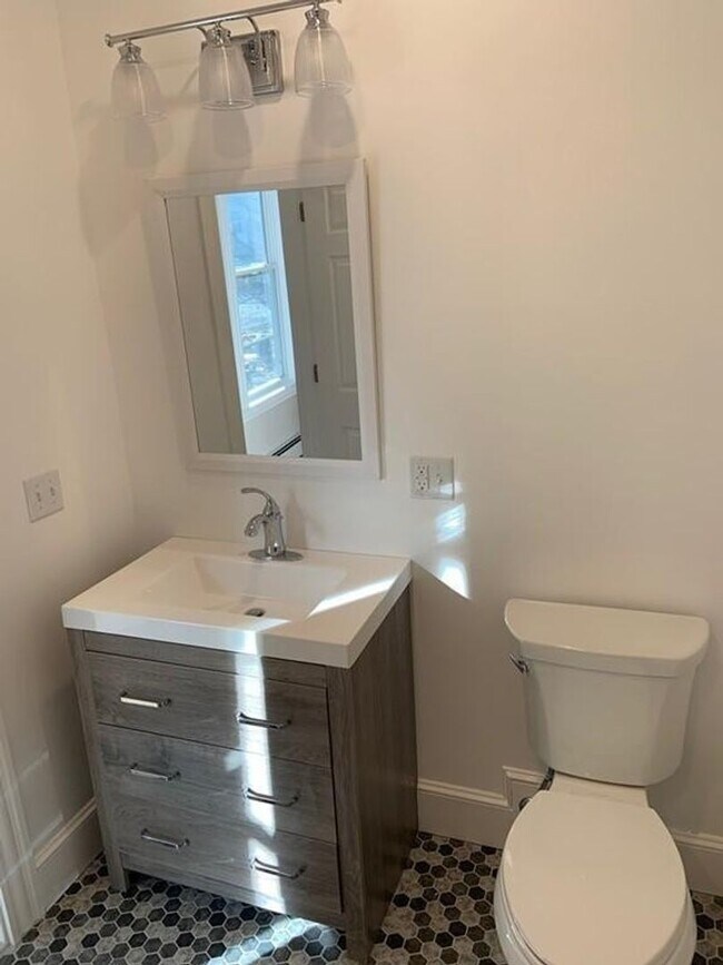 Building Photo - BU 1-bed split(2 Bedroom w/o LR) w/heat