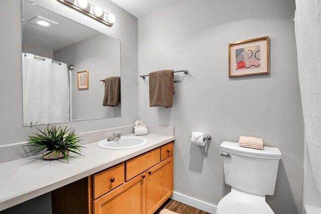 Building Photo - Beautiful 2 bed, 1.5 bath Townhome located in Edmonds $2395/mo.