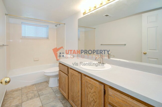 Building Photo - 496 W 330 S