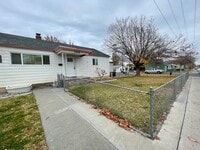 Building Photo - 2 bd., 1 bath with extra bonus finished ba...