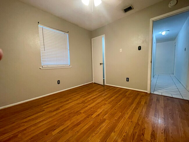 Building Photo - 806 Alhambra Dr
