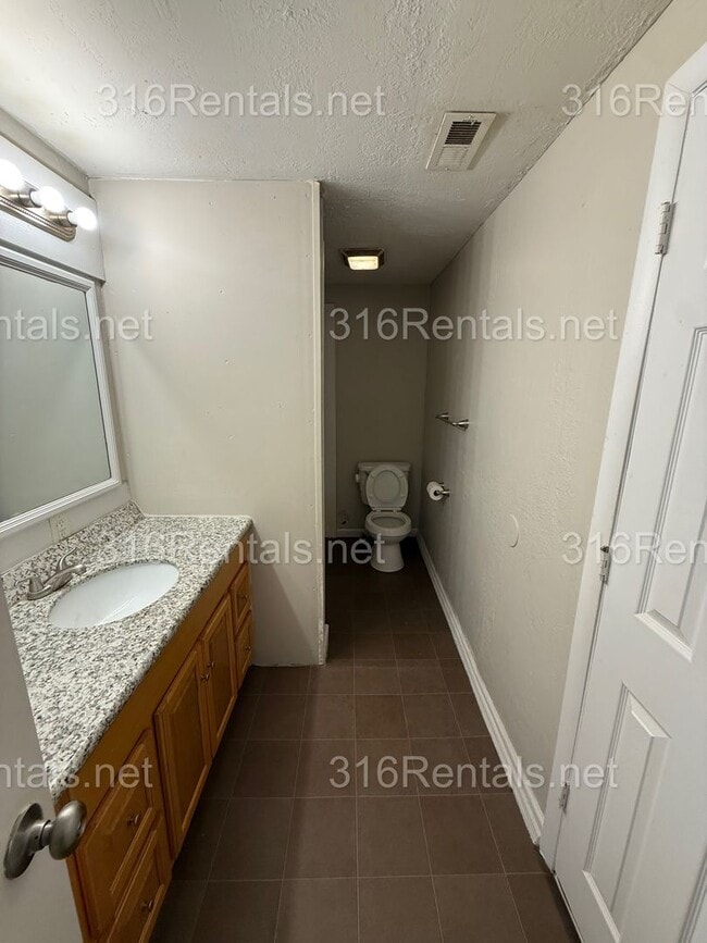 Building Photo - 218 E Kirby St