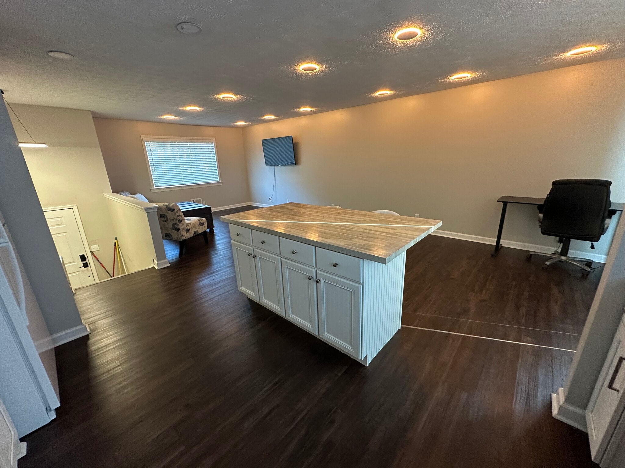 Building Photo - 1 Rainbow Dr