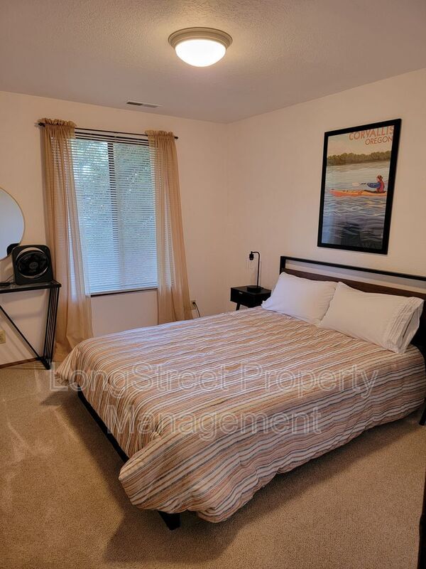 Building Photo - 2720 NW Glenwood Dr