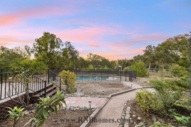 Building Photo - 4305 Whispering Oak Cir