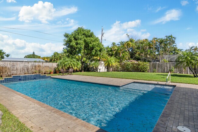 Building Photo - 225 E Ilex Dr