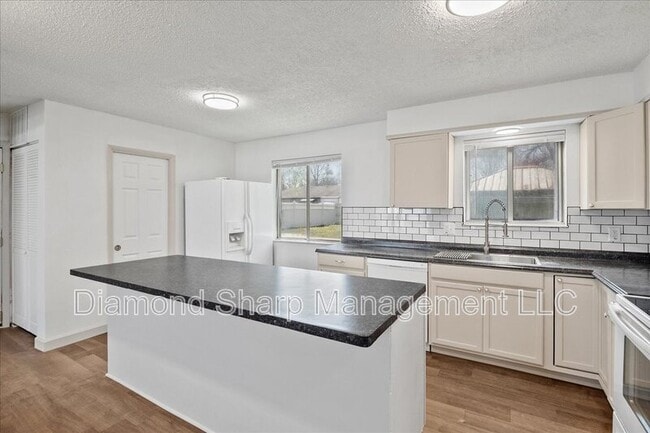 Building Photo - 807 Estate Dr