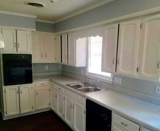 Building Photo - 4018 Strathmore Dr