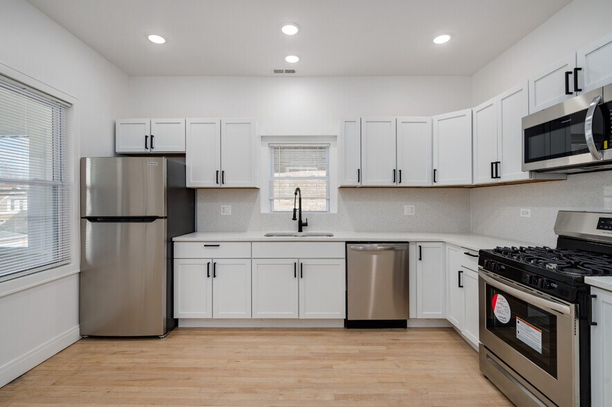Spacious Kitchen with pantry room - 2836 W 40th St