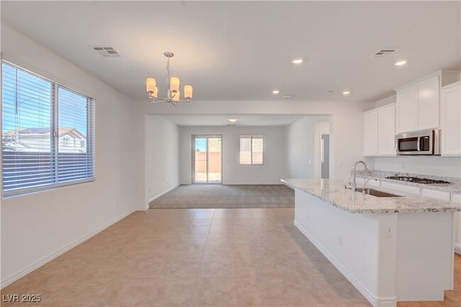 Building Photo - 882 Sycamore Falls St